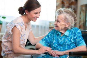 Une jeune femme prend soin d'une personne âgée.
