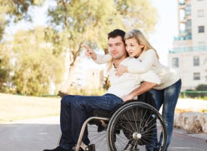 Jeune homme en fauteuil roulant et sa petite amie.