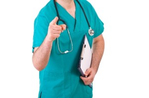Un médecin en colère.