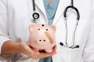 Tirelire dans les mains d'un médecin.