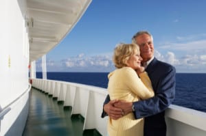 couple de seniors en voyage sur un bateau