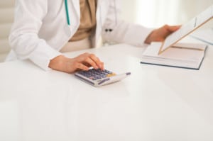 un médecin calcule les dépassements d'honoraires