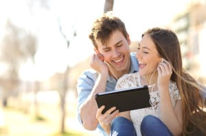 deux adolescents regardent une vidéo sur une tablette