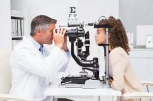un ophtalmologiste examine une patiente