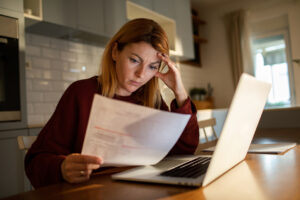 Femme qui lit un tableau d'amortissement immobilier