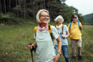 Groupe de seniors pratiquant une activité physique régulière