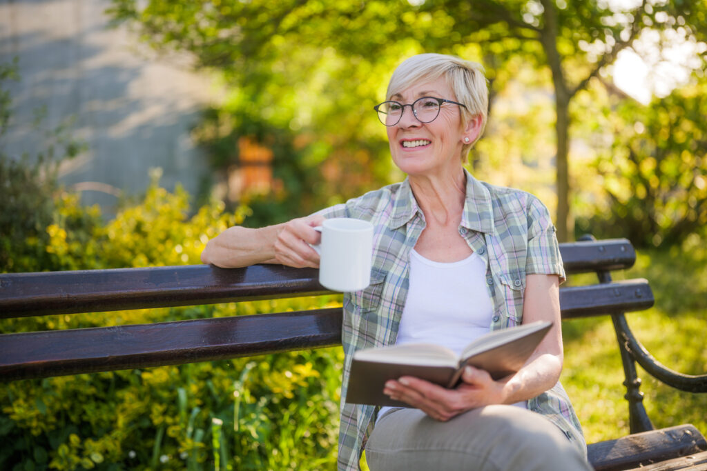 Femme âgée de plus de 60 ans qui lit un livre