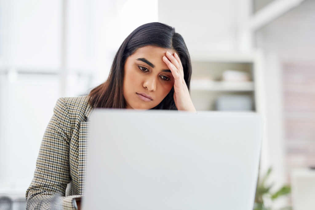 Fonctionnaire anxieuse cherchant une bonne mutuelle santé