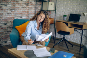 Femme qui calcule le remboursement de son prêt