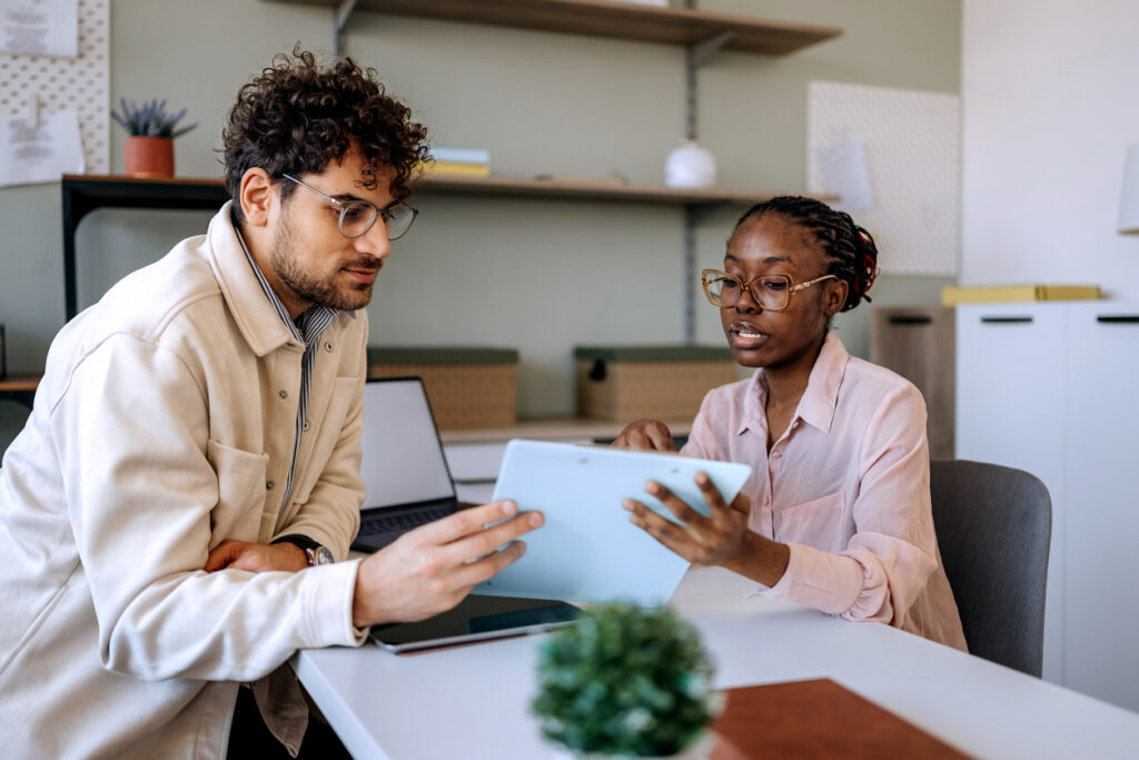 Salarié qui consulte avec la RH ses droits de portabilité de la mutuelle suite à sa démission