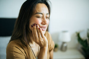 Femme qui a mal aux dents