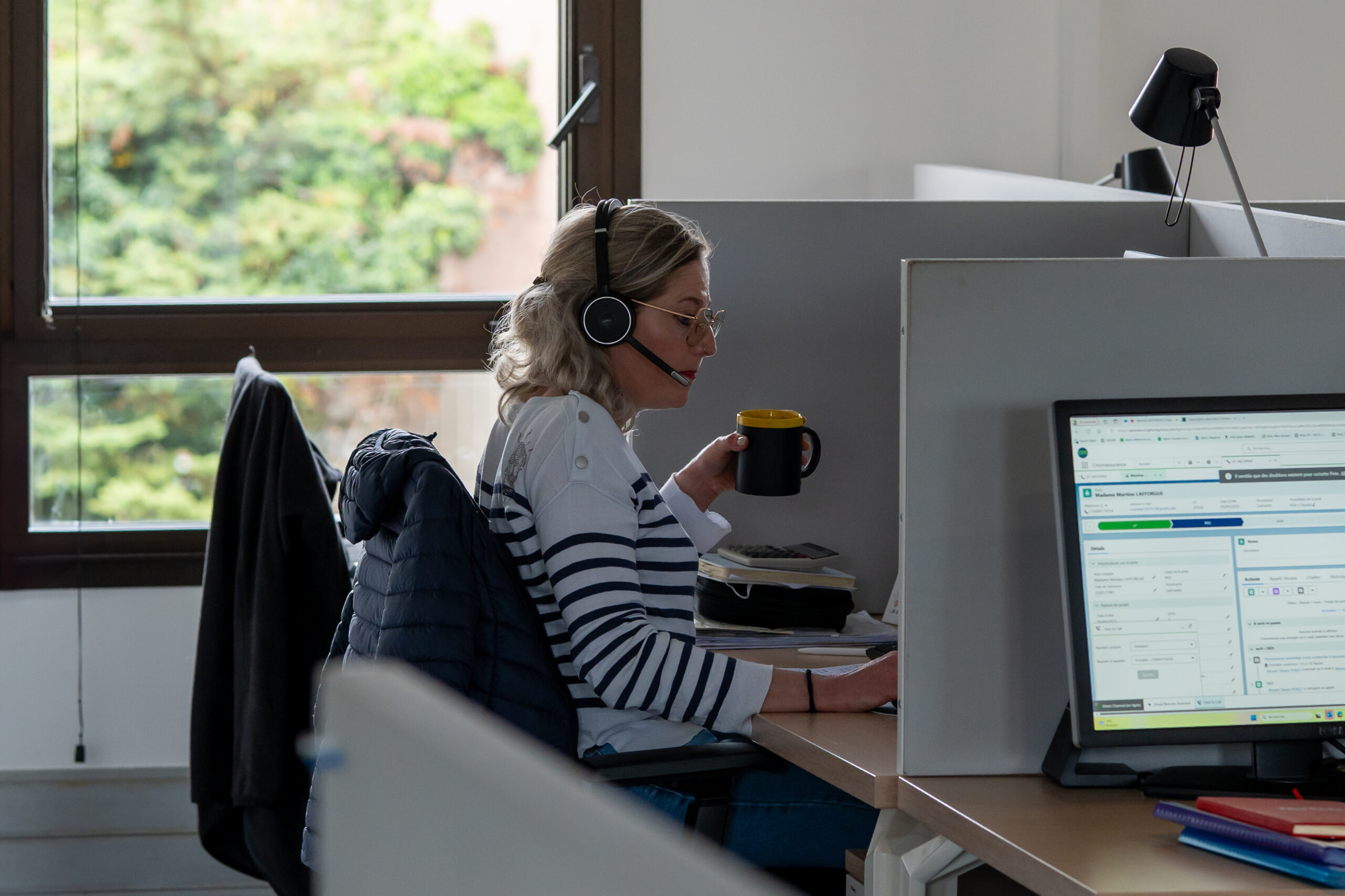 Conseillère au téléphone avec un client