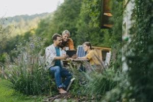 Famille dans un jardin extérieur à la montagne