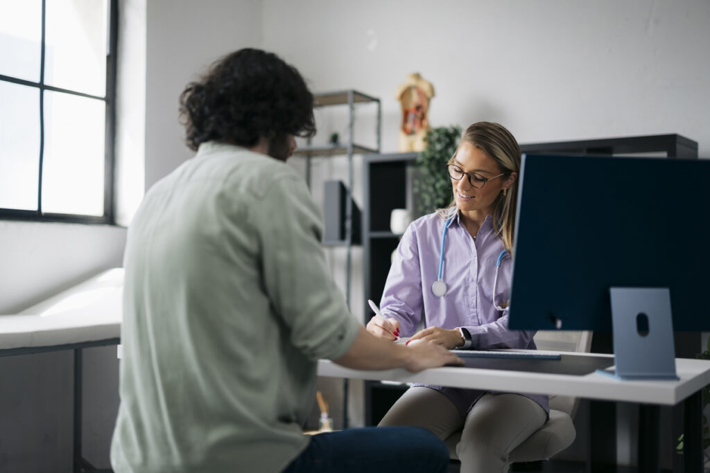 Médecin généraliste avec une patiente