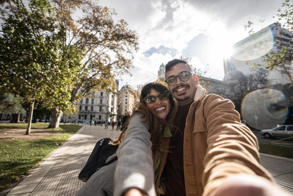 Couple portant des lunettes et prenant un selfie