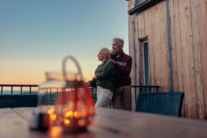 Couple de seniors et coucher de soleil
