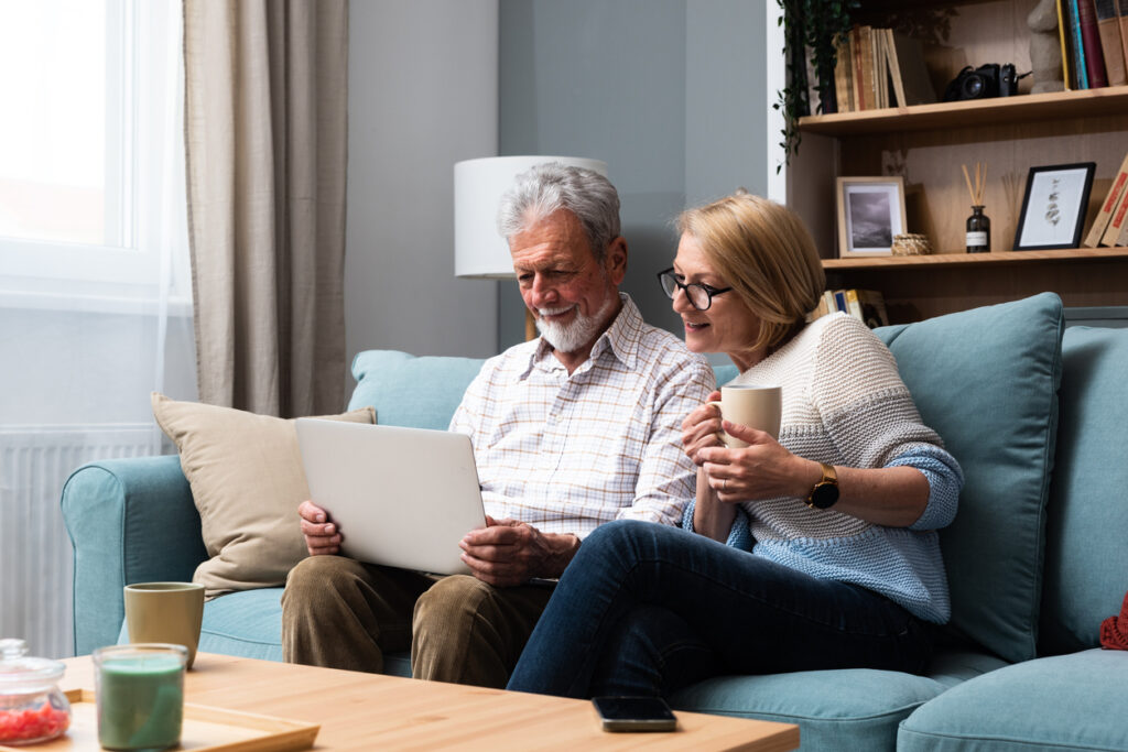 Couple de personnes âgées qui comparent les assurances obsèques