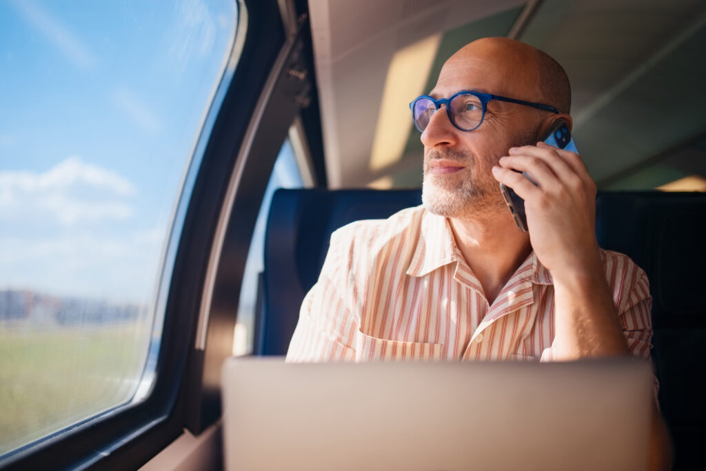 Homme au téléphone dans un train