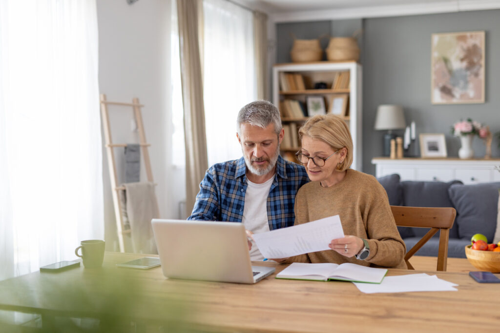 Valeur de rachat contrat obsèques : deux personnes règlent les formalités administratives