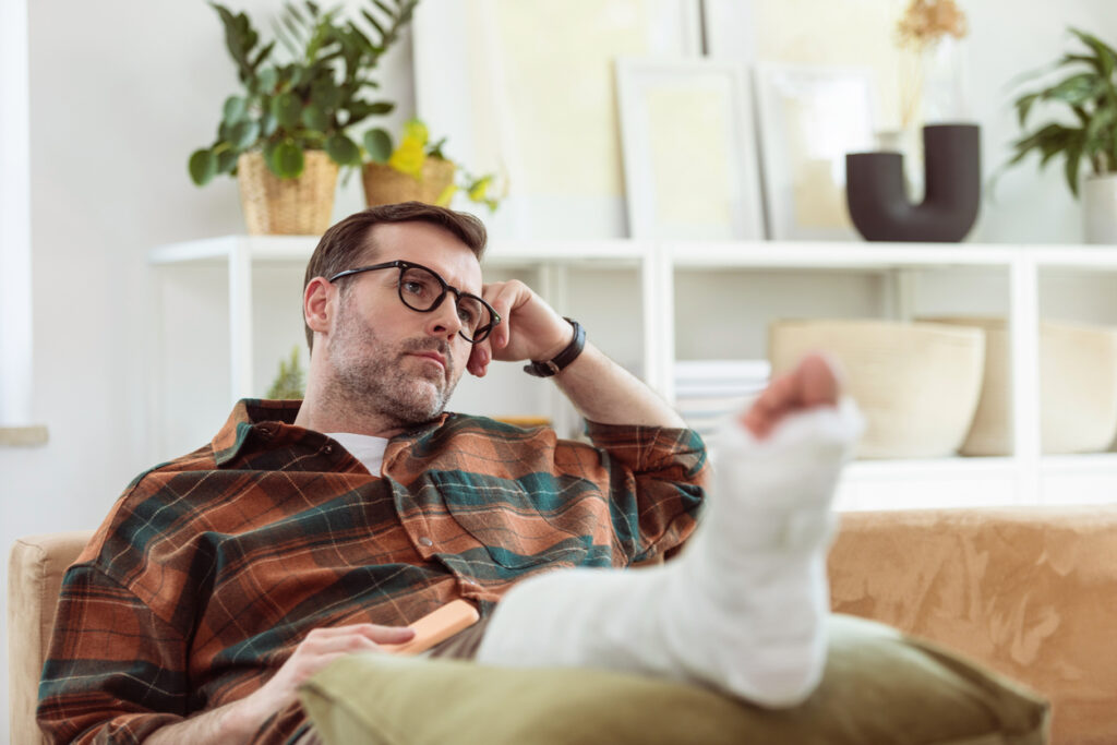 Incapacité de travailler : homme avec jambe cassée