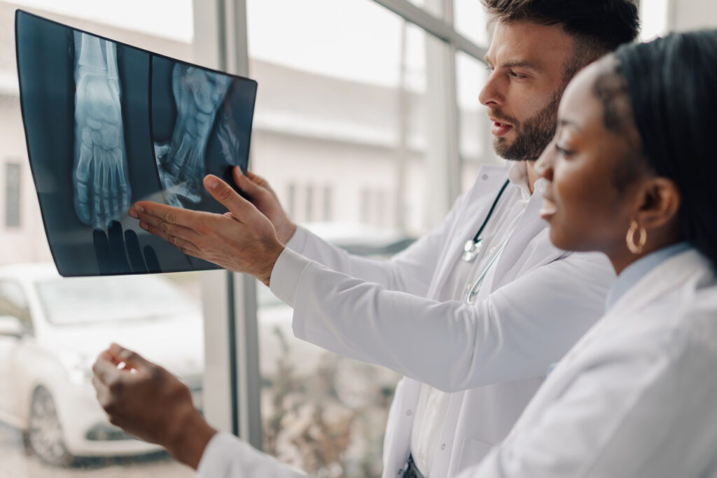 CCAM : médecins devant une radiologie