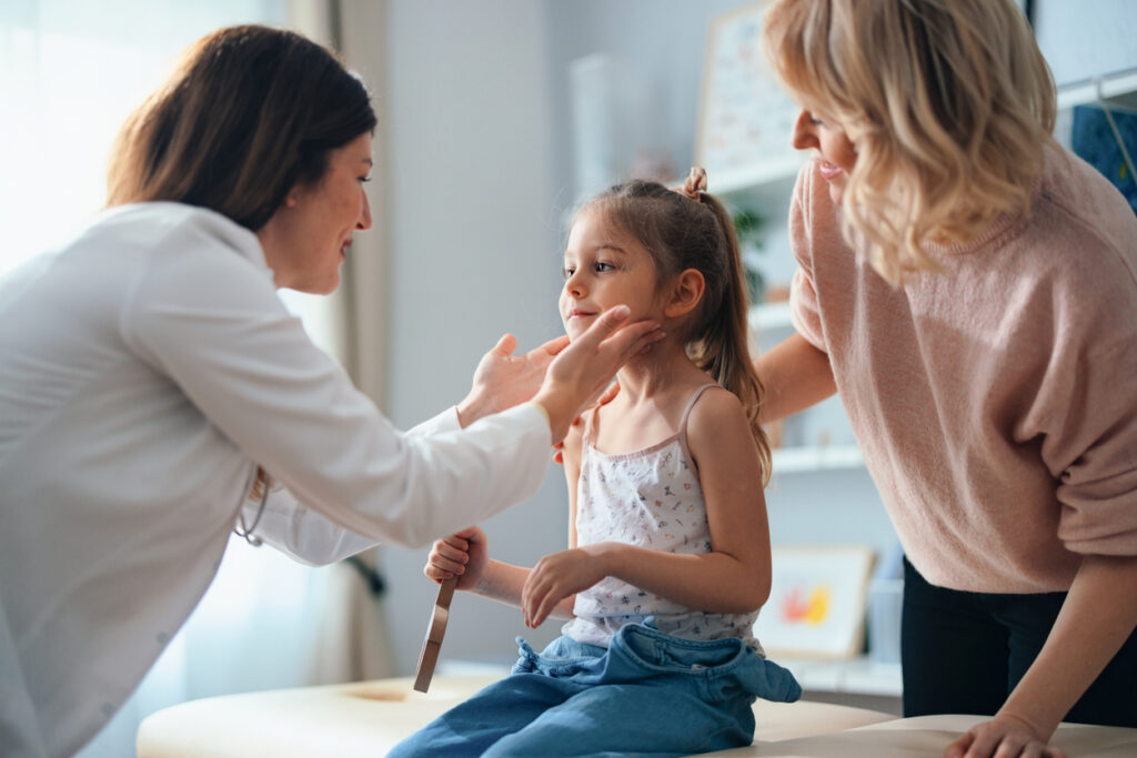 CCAM : petite fille en consultation médicale